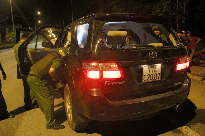 Cơ quan Công an đang kiểm tra nhanh chiếc xe 77A 020.07 tại hiện trường Cơ quan Công an đang kiểm tra nhanh chiếc xe 77A 020.07 tại hiện trường