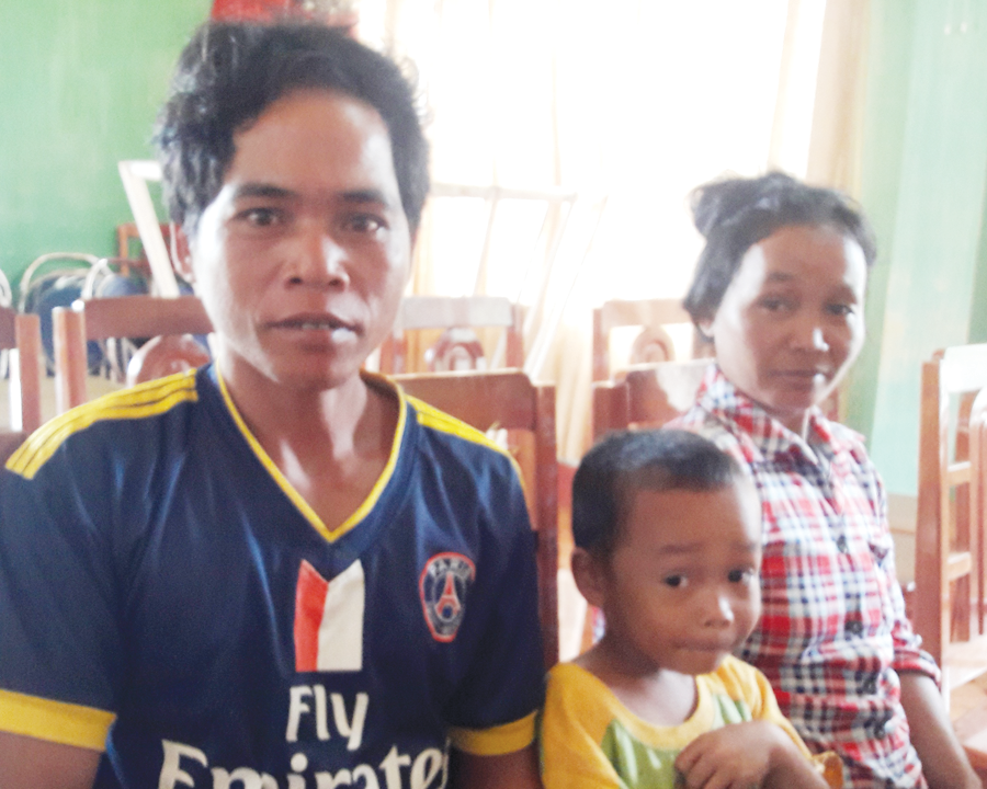 Vợ chồng anh chị Ksor Lài là một trong số ít các cặp vợ chồng hai quốc tịch có đăng ký kết hôn. Ảnh: P.D Vợ chồng anh chị Ksor Lài là một trong số ít các cặp vợ chồng hai quốc tịch có đăng ký kết hôn. Ảnh: P.D