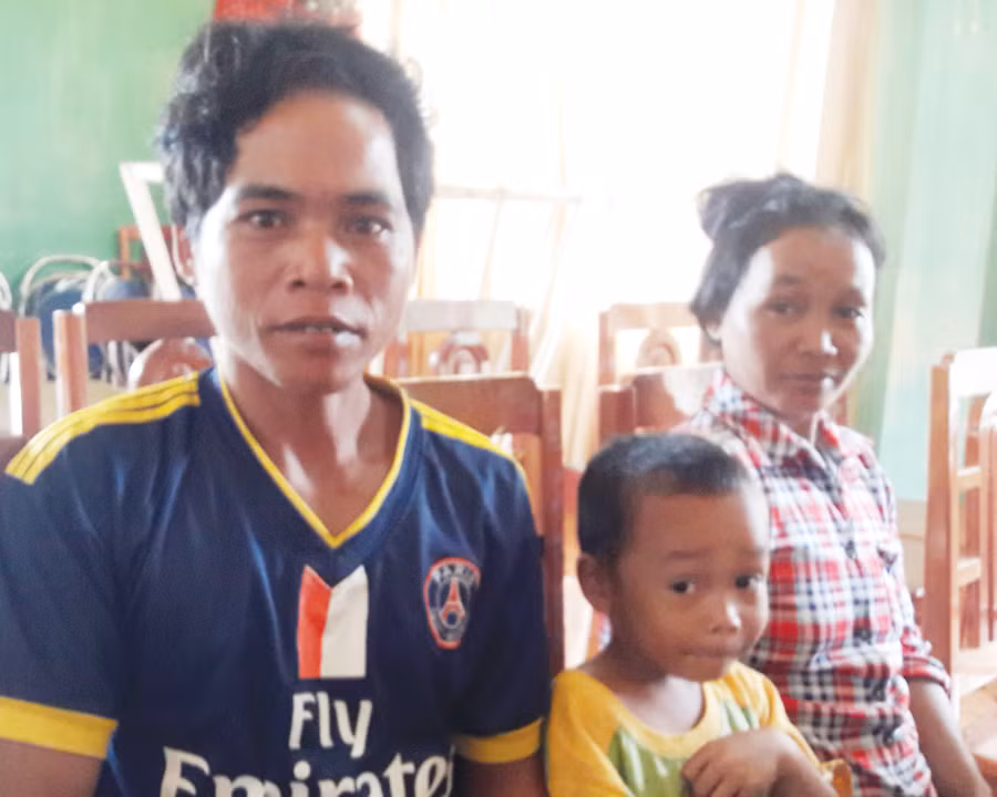 Vợ chồng anh chị Ksor Lài là một trong số ít các cặp vợ chồng hai quốc tịch có đăng ký kết hôn. Ảnh: P.D