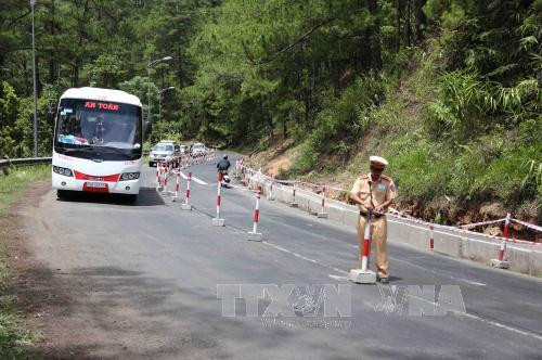 Đèo Prenn hiện đang được thi công sửa chữa nên nhiều đoạn khá hẹp và nguy hiểm. Đèo Prenn hiện đang được thi công sửa chữa nên nhiều đoạn khá hẹp và nguy hiểm.