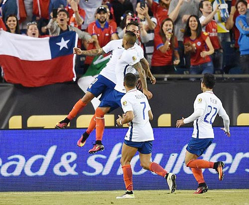  Niềm vui của các cầu thủ Chilê sau khi Vidal ghi bàn ấn định chiến thắng