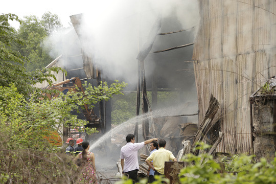  Trong nhà xưởng chứa nhiều giấy