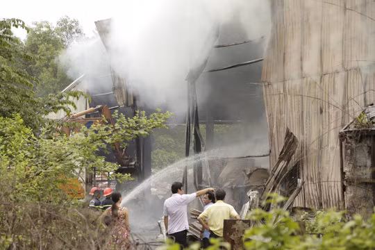  Trong nhà xưởng chứa nhiều giấy