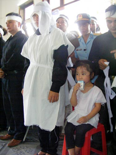 Chị Trần Thị Hà và cháu Trần Khánh Vân-vợ và con anh Khải Chị Trần Thị Hà và cháu Trần Khánh Vân-vợ và con anh Khải