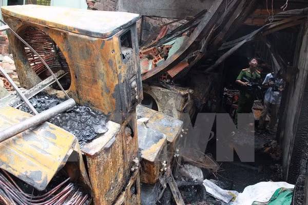 Các vật dụng trong ngôi nhà đều bị cháy rụi.