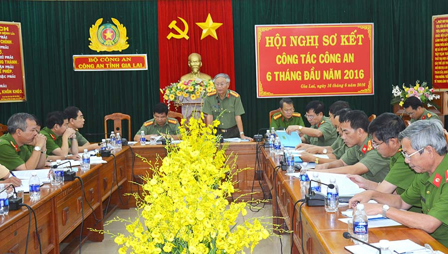 Đại tá Vũ Văn Lâu-Giám đốc Công an tỉnh chỉ đạo tại Hội nghị. Ảnh: Hữu Trường  Đại tá Vũ Văn Lâu-Giám đốc Công an tỉnh chỉ đạo tại Hội nghị. Ảnh: Hữu Trường