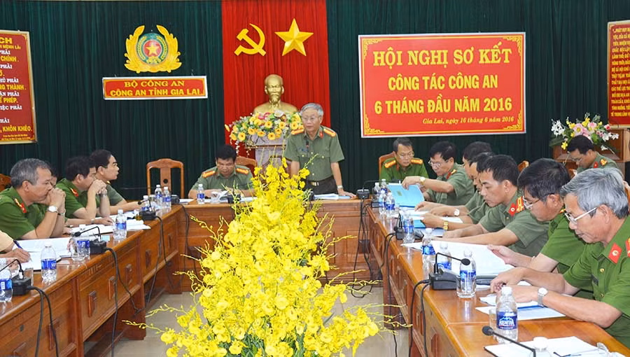  Đại tá Vũ Văn Lâu-Giám đốc Công an tỉnh chỉ đạo tại Hội nghị. Ảnh: Hữu Trường