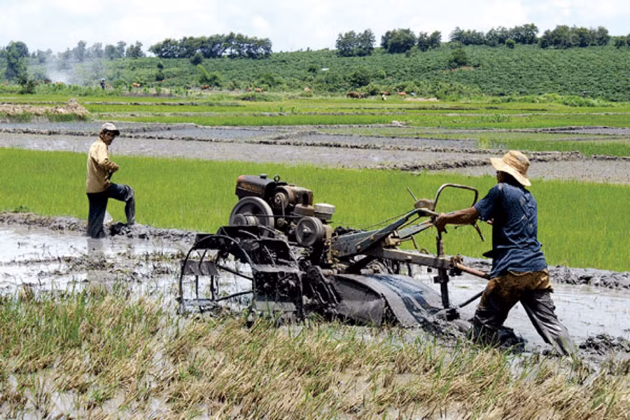 Nông dân làm đất chuẩn bị sản xuất vụ mùa. Ảnh: K.N.B