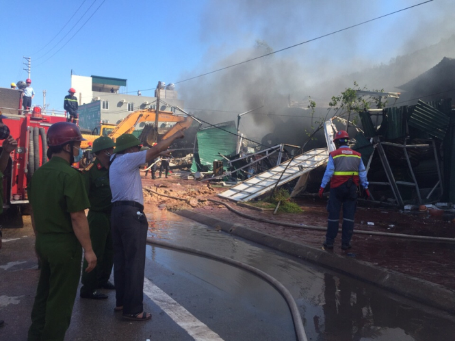 Lãnh đạo Cảnh sát PCCC tỉnh Thanh Hóa có mặt tại hiện trường chỉ đạo chữa cháy Lãnh đạo Cảnh sát PCCC tỉnh Thanh Hóa có mặt tại hiện trường chỉ đạo chữa cháy