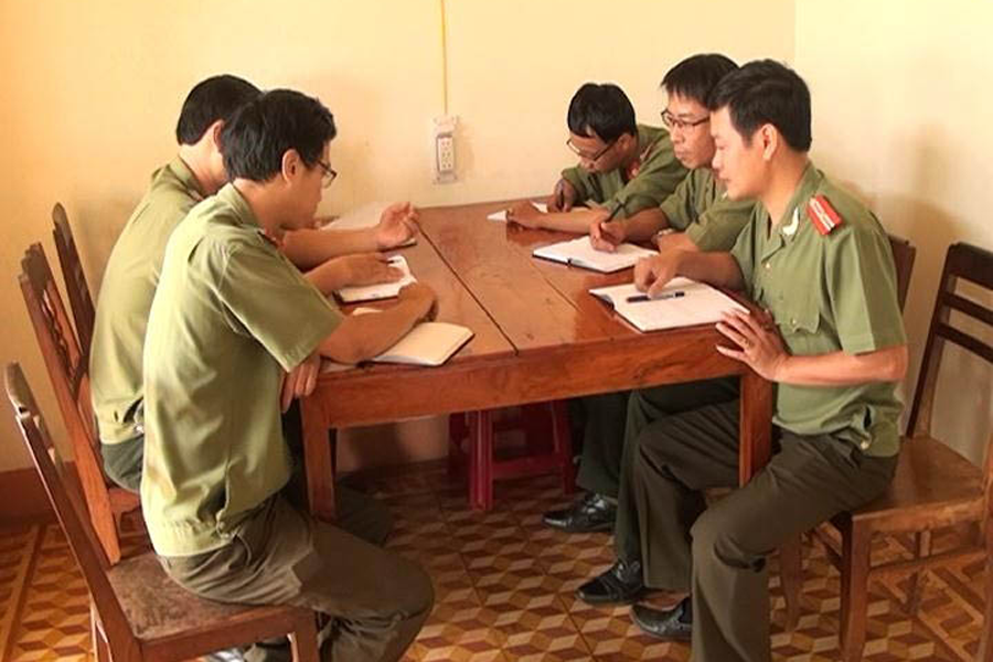 Tổ công tác địa bàn trao đổi công việc. Ảnh: L.A