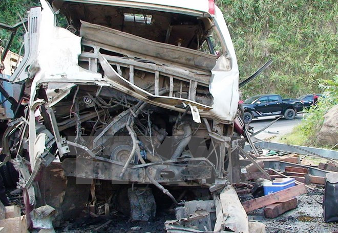 Hiện trường vụ nổ và cháy xe khách Việt trên đất Lào.