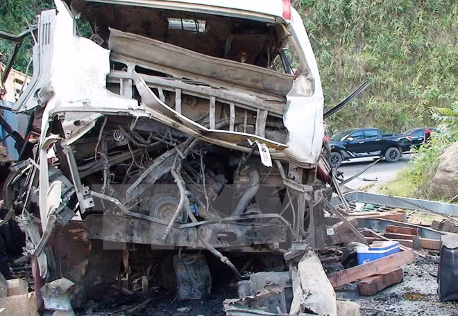 Hiện trường vụ nổ và cháy xe khách Việt trên đất Lào.