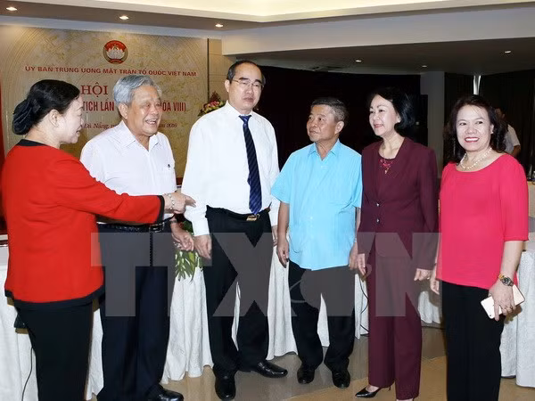 Chủ tịch Ủy ban Trung ương Mặt trận Tổ quốc Việt Nam Nguyễn Thiện Nhân và Trưởng ban Dân vận Trung ương Trương Thị Mai với các đại biểu dự hội nghị.