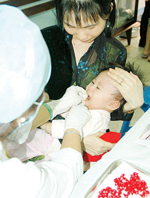 Cho trẻ uống vitamin A tại Trạm y tế phường Bến Thành, quận 1.