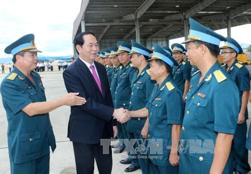Chủ tịch nước Trần Đại Quang và cán bộ, chiến sĩ Trung đoàn Không quân 925 tại huyện Phù Cát, tỉnh Bình Định.