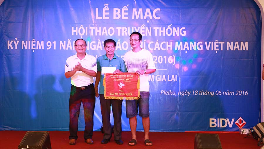 Ban tổ chức trao giải nhì môn bóng chuyền cho đội Báo Gia Lai. Ảnh: Q.T Ban tổ chức trao giải nhì bong chuyền cho đội Báo Gia Lai. Ảnh: Q.T