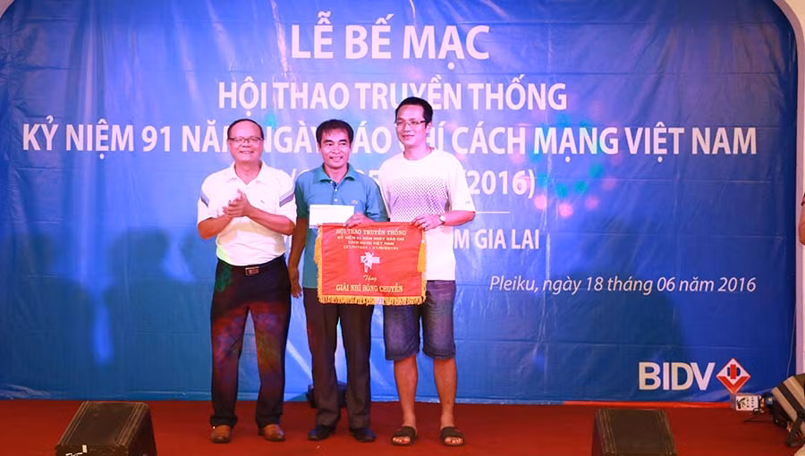 Ban tổ chức trao giải nhì bong chuyền cho đội Báo Gia Lai. Ảnh: Q.T