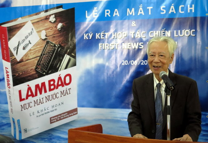 Nhà báo Lê Khắc Hoan tại buổi ra mắt sách. Ông cũng là tác giả của truyện dài Mái trường thân yêu từng được xem là một trong những tác phẩm cảm động nhất về tình thầy trò