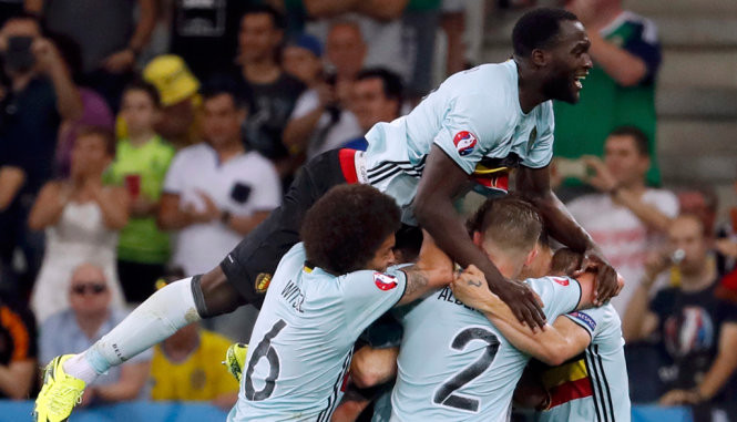 Các cầu thủ Bỉ ăn mừng bàn thắng vào lưới Thụy Điển - Ảnh: REUTERS Các cầu thủ Bỉ ăn mừng bàn thắng vào lưới Thụy Điển - Ảnh: REUTERS