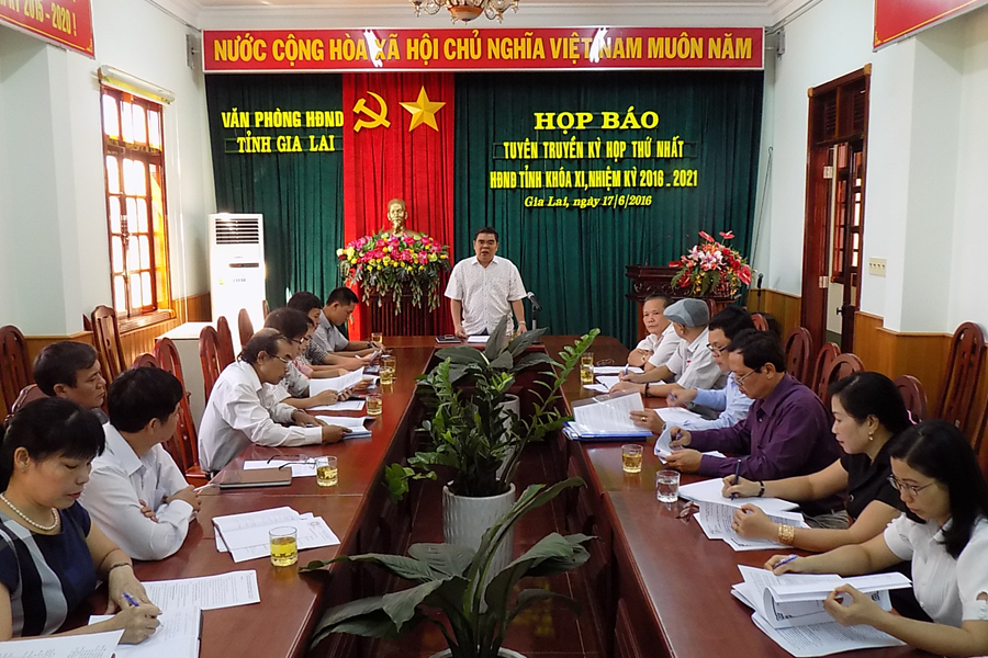 Văn phòng HĐND tỉnh họp báo về Kỳ họp thứ nhất HĐND tỉnh khóa XI. Ảnh: T.N