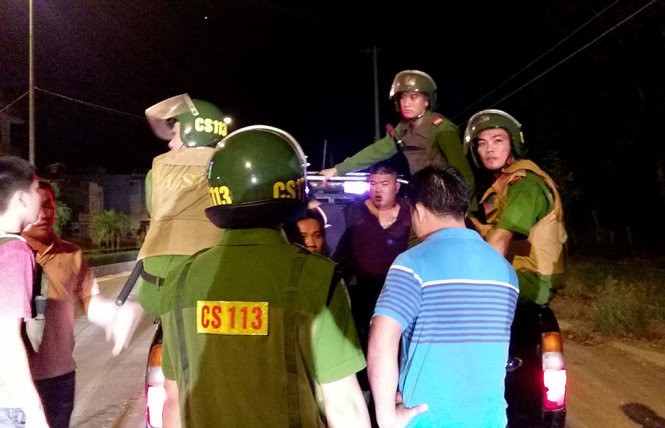 Thanh niên (áo đen, giữa) là một trong bốn thanh niên bỏ chạy bị bắt giữ Thanh niên (áo đen, giữa) là một trong bốn thanh niên bỏ chạy bị bắt giữ