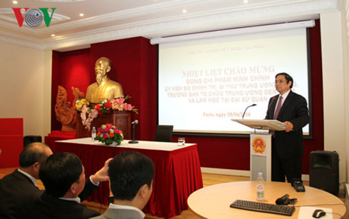 Trưởng Ban Tổ chức Trung ương Phạm Minh Chính nói chuyện với bà con người Việt tại Pháp.