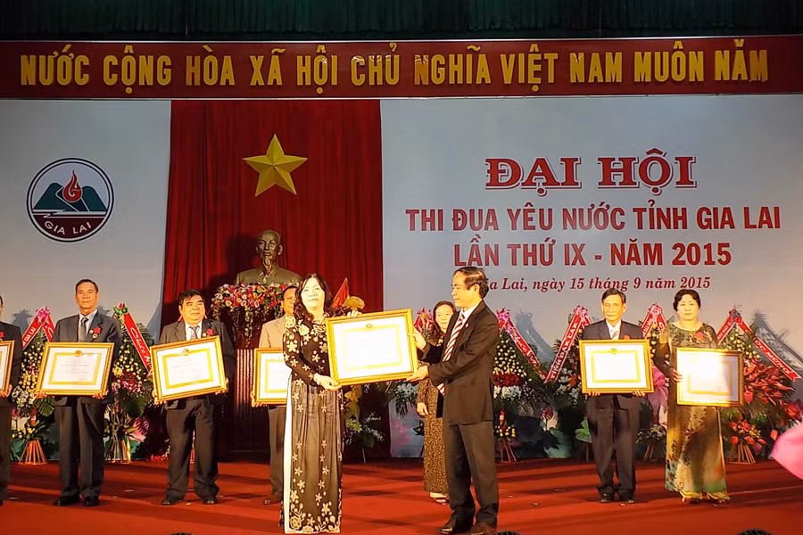 Khen thưởng các tập thể và cá nhân tiêu biểu về thi đua yêu nước. Ảnh: T.N