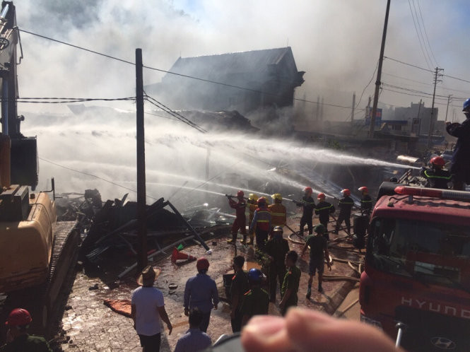 Hiện trường vụ cháy lớn tại siêu thị đồ gia dụng ở xã Mai Lâm, huyện Tĩnh Gia (Thanh Hóa) chiều 2-6 Hiện trường vụ cháy lớn tại siêu thị đồ gia dụng ở xã Mai Lâm, huyện Tĩnh Gia (Thanh Hóa) chiều 2-6