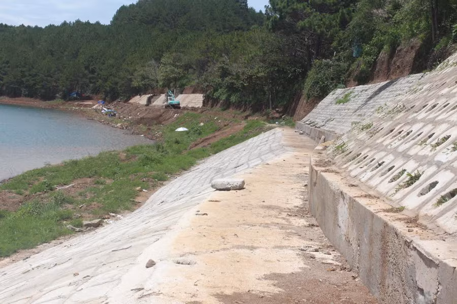 Bờ kè, mái ta luy của công trình bị lệch thiết kế. Ảnh: P.H