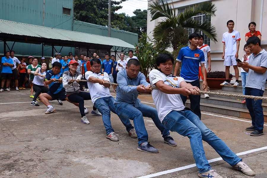 Môn kéo co nam nữ cũng không kém phần hấp dẫn. Ảnh: Q.T