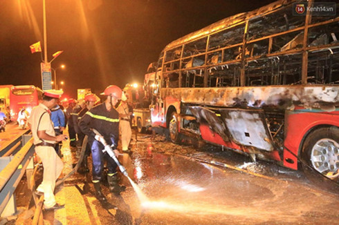  Lực lượng chức năng có mặt dập tắt đám cháy. (Ảnh: kenh14)