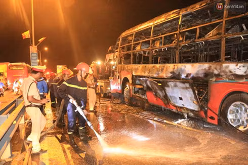  Lực lượng chức năng có mặt dập tắt đám cháy. (Ảnh: kenh14)