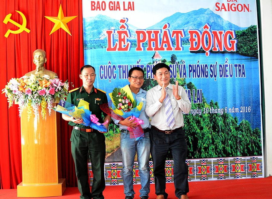 Ông Huỳnh Kiên-Phó Tổng Biên tập phụ trách Báo Gia Lai tặng hoa cho các nhà tài trợ. Ảnh: M.N