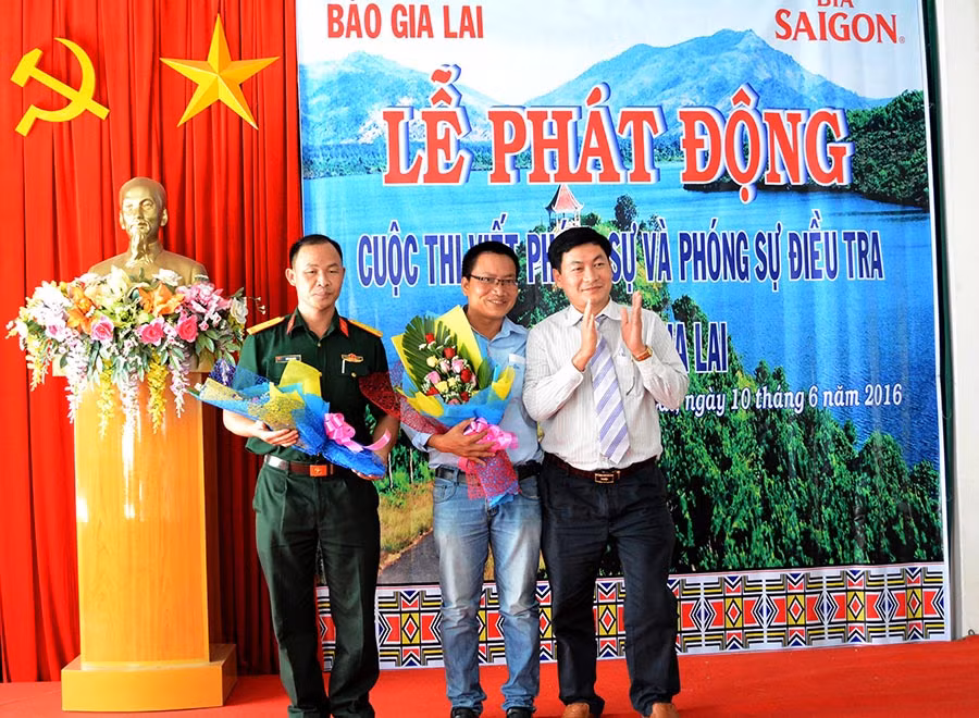 Ông Huỳnh Kiên-Phó Tổng Biên tập phụ trách Báo Gia Lai tặng hoa cho các nhà tài trợ. Ảnh: M.N