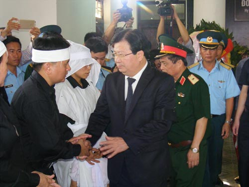 Phó Thủ tướng Trịnh Đình Dũng chia buồn với chị Trần Thị Hà-vợ phi công Trần Quang Khải và tang quyến Phó Thủ tướng Trịnh Đình Dũng chia buồn với chị Trần Thị Hà-vợ phi công Trần Quang Khải và tang quyến