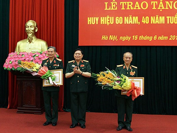 Đại tướng Ngô Xuân Lịch, Bộ trưởng Bộ Quốc phòng trao Huy hiệu 60 năm tuổi Đảng cho Đại tướng Phạm Văn Trà (bên phải); huy hiệu 40 năm tuổi Đảng cho Thượng tướng Trương Quang Khánh (trái). Đại tướng Ngô Xuân Lịch, Bộ trưởng Bộ Quốc phòng trao Huy hiệu 60 năm tuổi Đảng cho Đại tướng Phạm Văn Trà (bên phải); huy hiệu 40 năm tuổi Đảng cho Thượng tướng Trương Quang Khánh (trái).