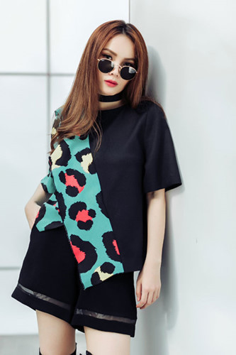 Là một nữ ca sĩ chịu khó "đầu tư" cho trang phục, ca sĩ Yến Trang được yêu mến bởi gu thời trang chuẩn không thua kém bất kỳ một fashionista. Là một nữ ca sĩ chịu khó