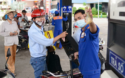 Dự báo giá xăng tăng 1000 đồng/lít từ 5-9 (Ảnh minh họa: KT) Dự báo giá xăng tăng 1000 đồng/lít từ 5-9 (Ảnh minh họa: KT)