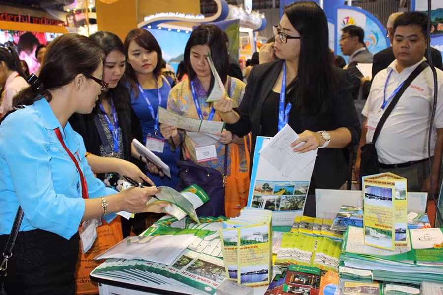 Du khách tìm hiểu về các tour du lịch tại Gia Lai. Ảnh: P.L