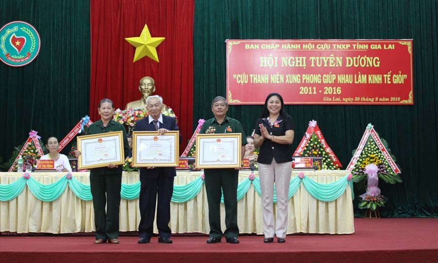 Đồng chí Huỳnh Nữ Thu Hà tặng bằng khen của UBND tỉnh cho 3 tập thể có thành tích xuất sắc trong phong trào Cựu TNXP giúp nhau làm kinh tế giỏi. Ảnh: P.L Đồng chí Huỳnh Nữ Thu Hà tặng bằng khen của UBND tỉnh cho 3 tập thể có thành tích xuất sắc trong phong trào Cựu TNXP giúp nhau làm kinh tế giỏi. Ảnh: P.L