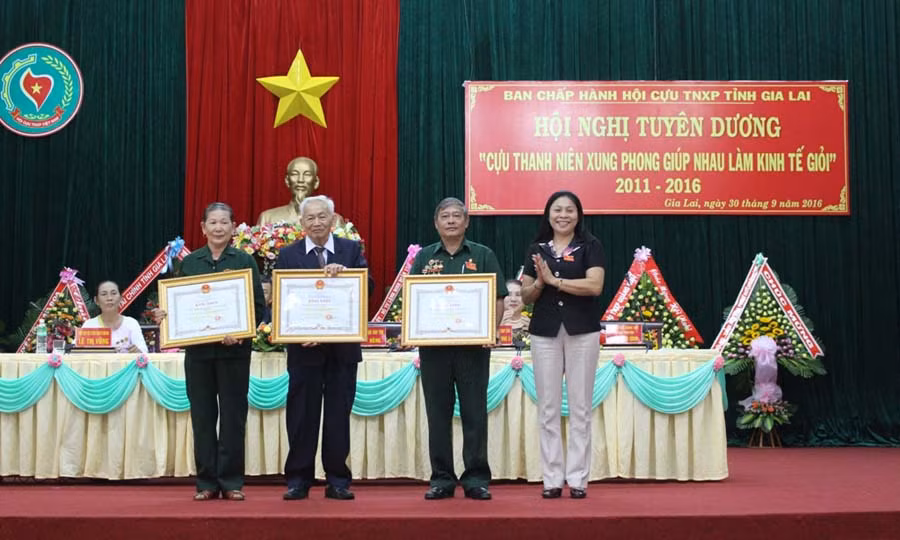 Đồng chí Huỳnh Nữ Thu Hà tặng bằng khen của UBND tỉnh cho 3 tập thể có thành tích xuất sắc trong phong trào Cựu TNXP giúp nhau làm kinh tế giỏi. Ảnh: P.L