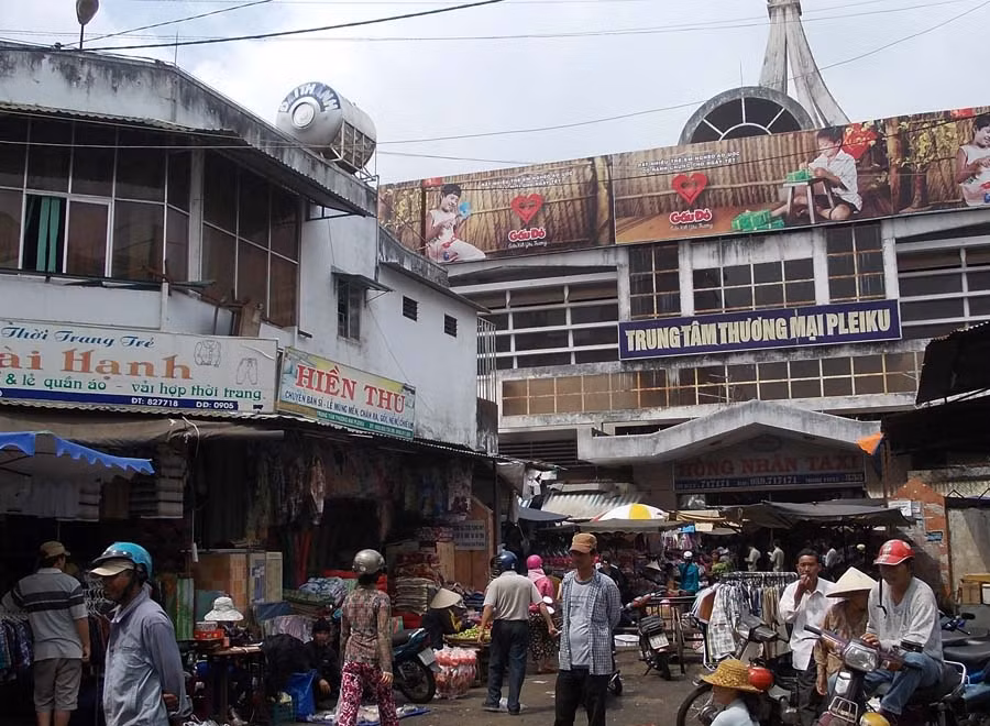 Trung tâm Thương mại thành phố Pleiku đang chờ tái đầu tư xây dựng. Ảnh: T.N