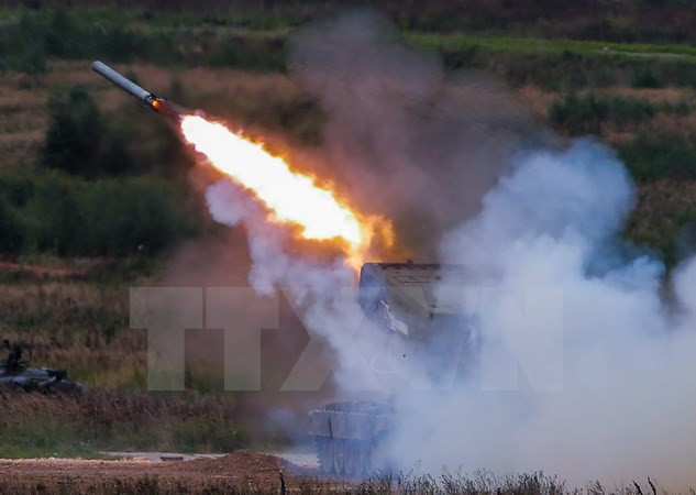 Quân đội Nga bắn yểm trợ cho máy bay trực thăng Ka-52 Alligator trong cuộc tập trận ngày 9-9. Quân đội Nga bắn yểm trợ cho máy bay trực thăng Ka-52 Alligator trong cuộc tập trận ngày 9-9.