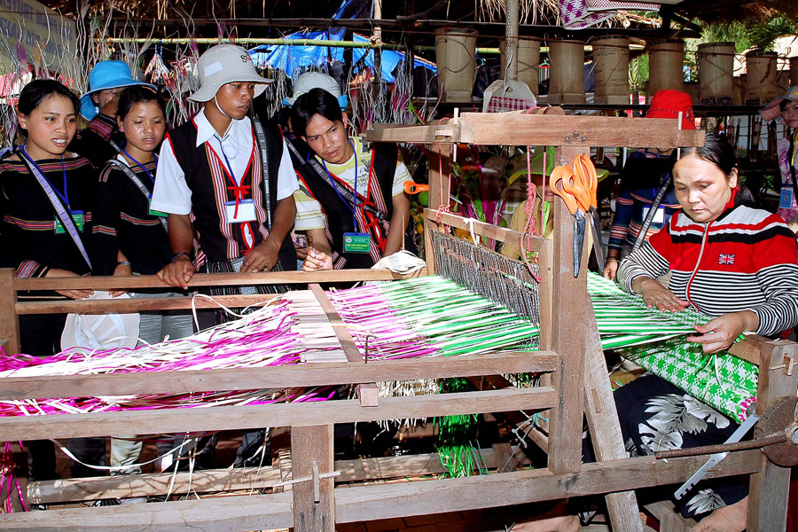 Sản xuất đồ thủ công mỹ nghệ. Ảnh: Đức Thụy Sản xuất đồ thủ công mỹ nghệ. Ảnh: Đức Thụy