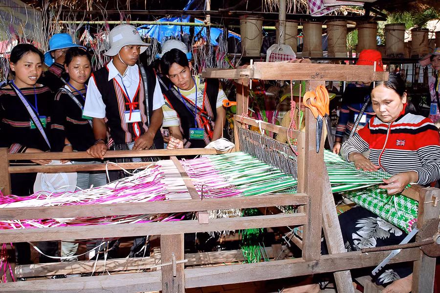 Sản xuất đồ thủ công mỹ nghệ. Ảnh: Đức Thụy