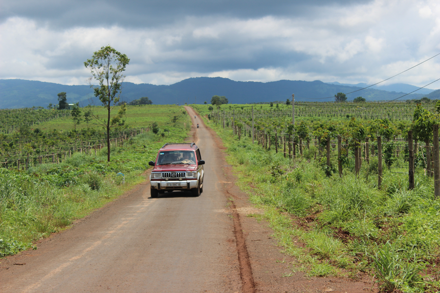 Đường liên xã Đêr Ar-Đak Trôi. Ảnh: N.D Đường liên xã Đêr Ar-Đak Trôi. Ảnh: N.D