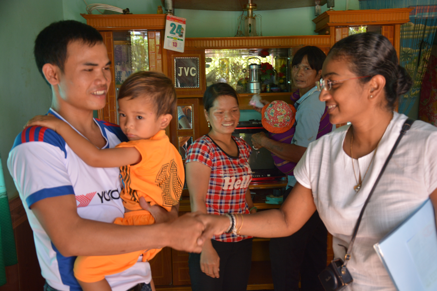 Đại diện UNHCR thăm người hồi hương ở Gia Lai. Ảnh: L.Á