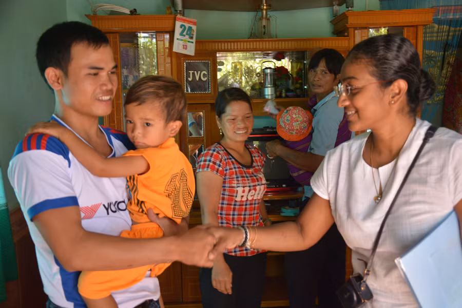 Đại diện UNHCR thăm người hồi hương ở Gia Lai. Ảnh: L.Á