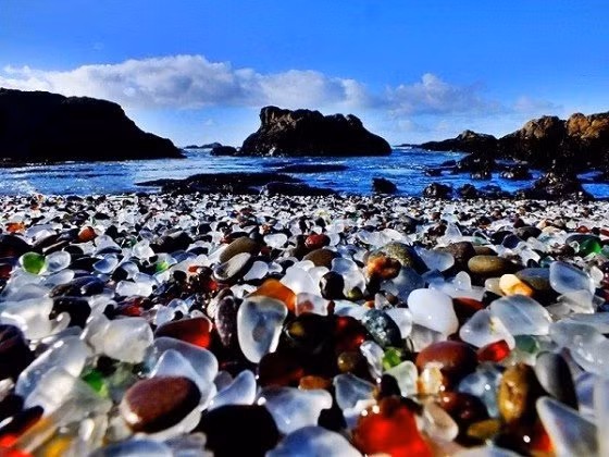  ...sánh ngang vẻ đẹp của Glass beach.