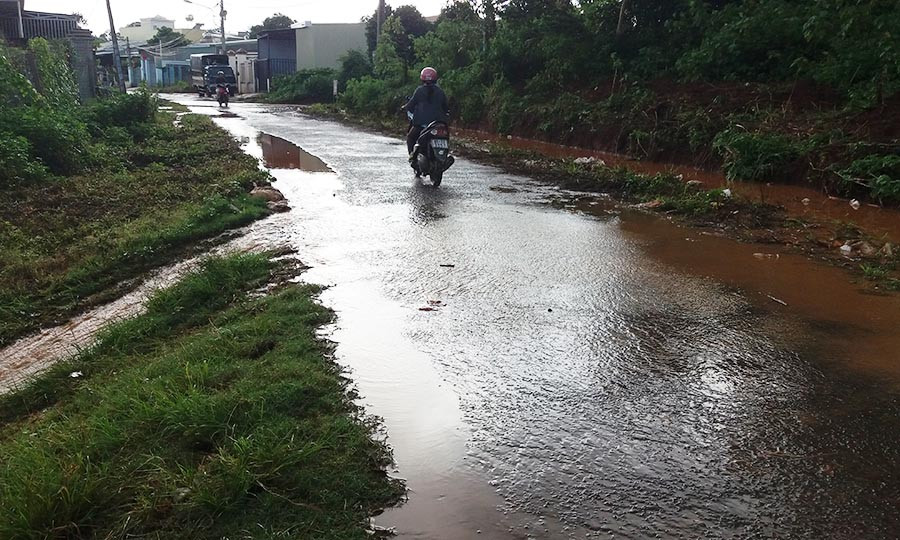 Dòng nước chảy vào nhà dân. Ảnh: Thế Chiến